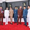 BTS на церемонии вручения премии «Грэмми»: BTS показали, как весело провести время в скучных смокингах на красной дорожке «Грэмми» и выиграли мужскую модную игру