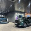 В центре Петербурга открылся новый автосалон Geely